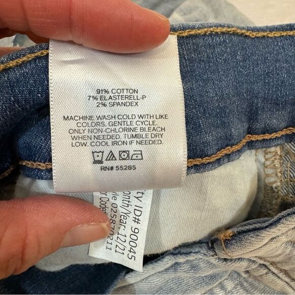 EXPRESS Women’s High Rise Hyper Stretch Light Blue Washed Out Denim Shortie Sz 6 - Picture 3 of 9